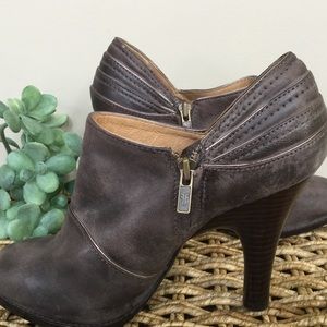 Gorgeous Valerie Piping ankle booties by Frye